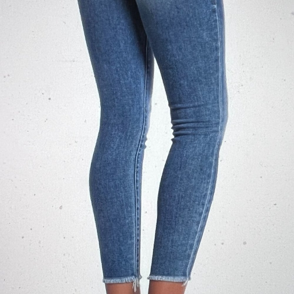 TRUE RELIGION Women's "Halle" Raw Hem Skinny Crop Jeans 27 NWT - Picture 3 of 11